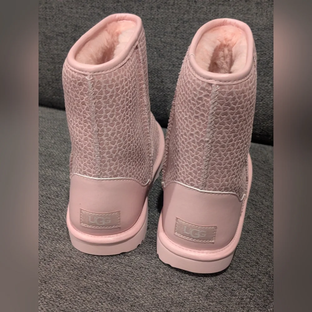 UGG  Classic II Gel Hearts Boots in Pink